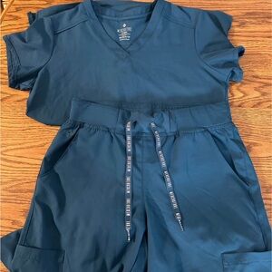 Med Couture Caribbean blue V-Neck Scrub Set